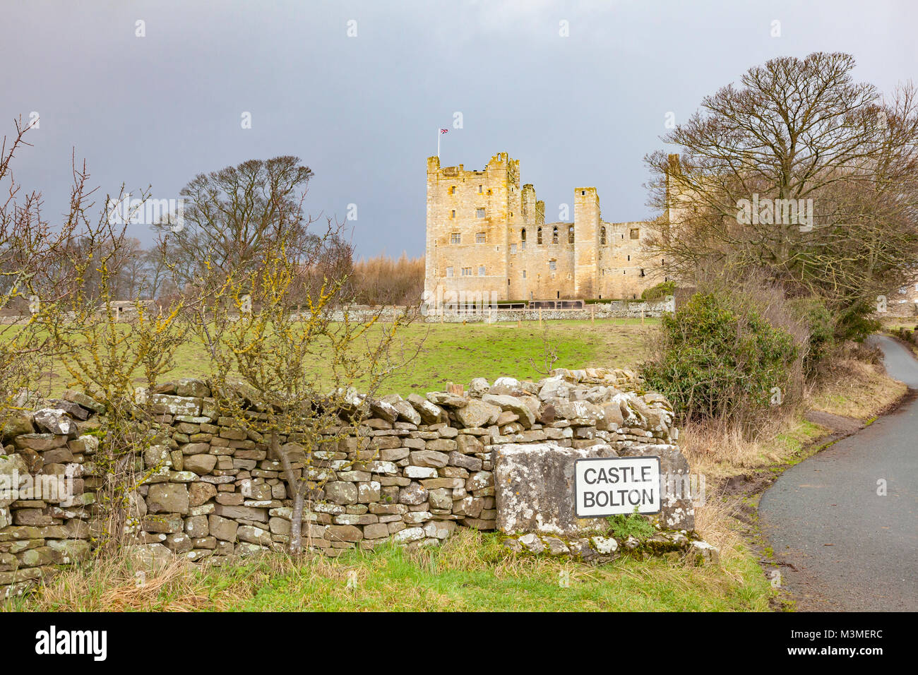 Cartello Castle Bolton Village, North Yorkshire, UK Foto Stock