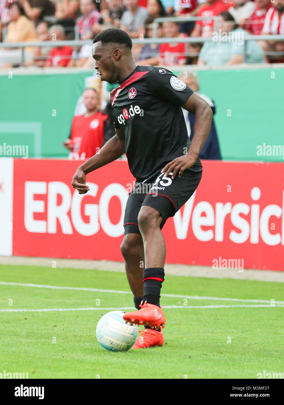 Osayamen Osawe (1.FC Kaiserslautern) beim DFB-Pokal 2016/17 - 1. Runde - Hallescher FC gegen 1.FC Kaiserslautern Foto Stock