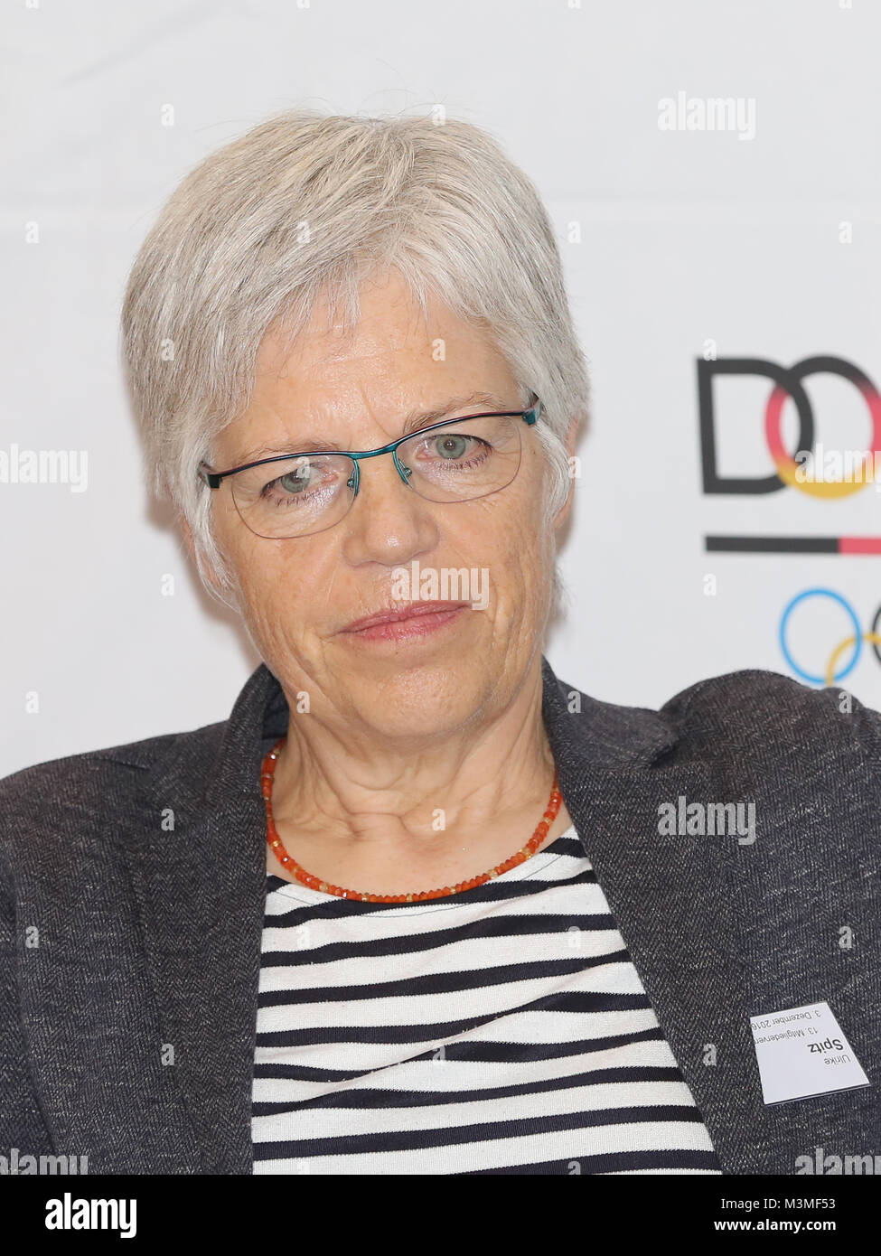 Pressesprecherin Deutscher Olympischer Sportbund (DOSB) Ulrike Spitz bei der 13.Mitgliederversammlung des DOSB am 03.12.2016 a Magdeburgo Foto Stock