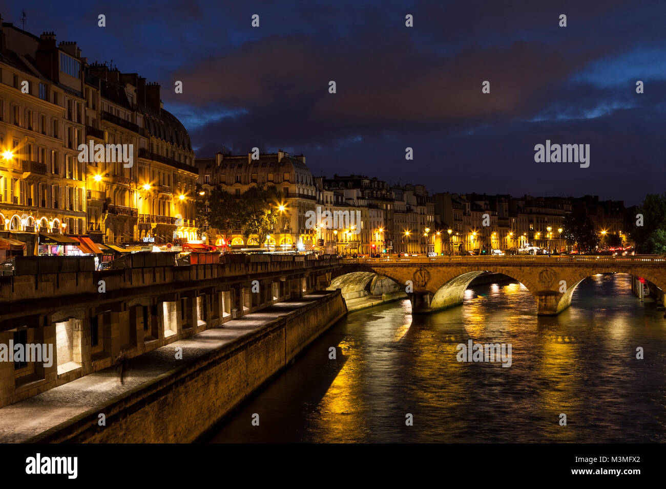 Parigi, Francia - Luglio 11, 2014: vista notturna di fiume Senna di notte. Parigi, Francia. Foto Stock