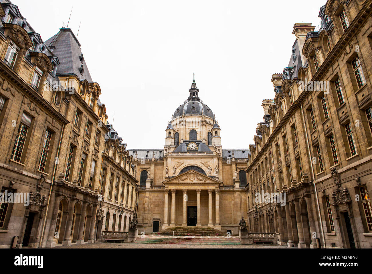 Parigi, Francia - 10 luglio 2014: l'Università di Parigi ( Universite de Paris ), alla Sorbona, famosa università di Parigi, fondata da Robert de Foto Stock