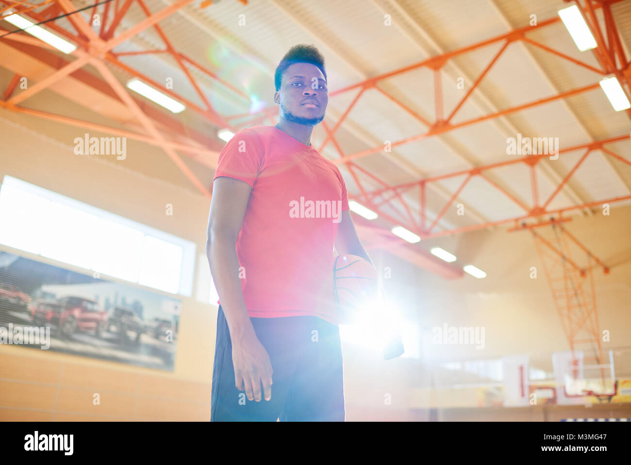 Afro-americano migliore giocatore di basket in presenza di luce solare Foto Stock