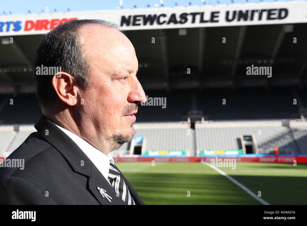 Newcastle United manager Rafael Benitez indossando l'uomo di uomini distintivo durante il match di Premier League a St James Park, Newcastle. Foto Stock