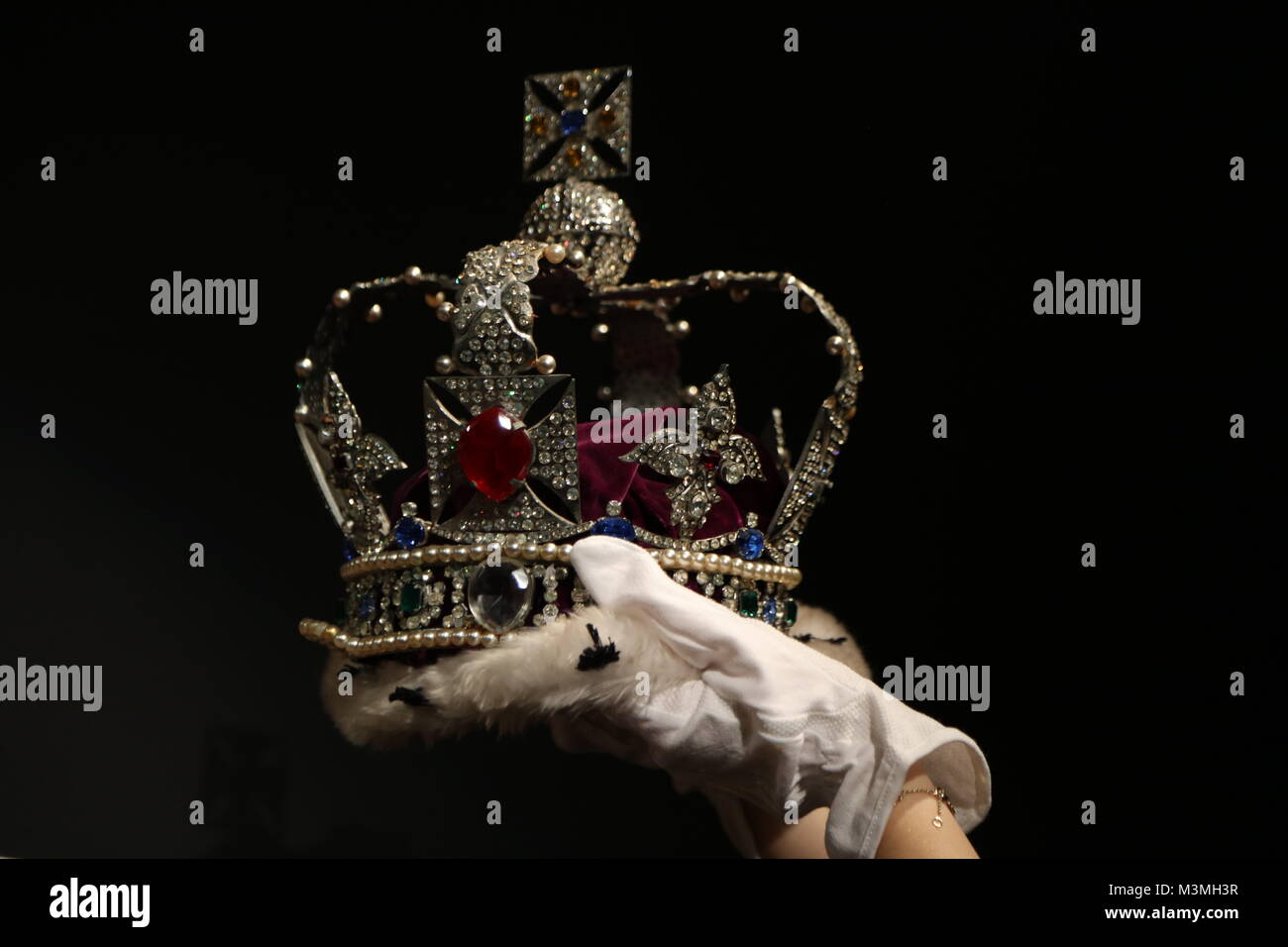Replica i gioielli della corona per asta di Sotheby s. Replica della Regina  Elisabetta II Incoronazione corona presentando: atmosfera dove: Londra,  Regno Unito quando: 11 Gen 2018 Credit: WENN.com Foto stock - Alamy