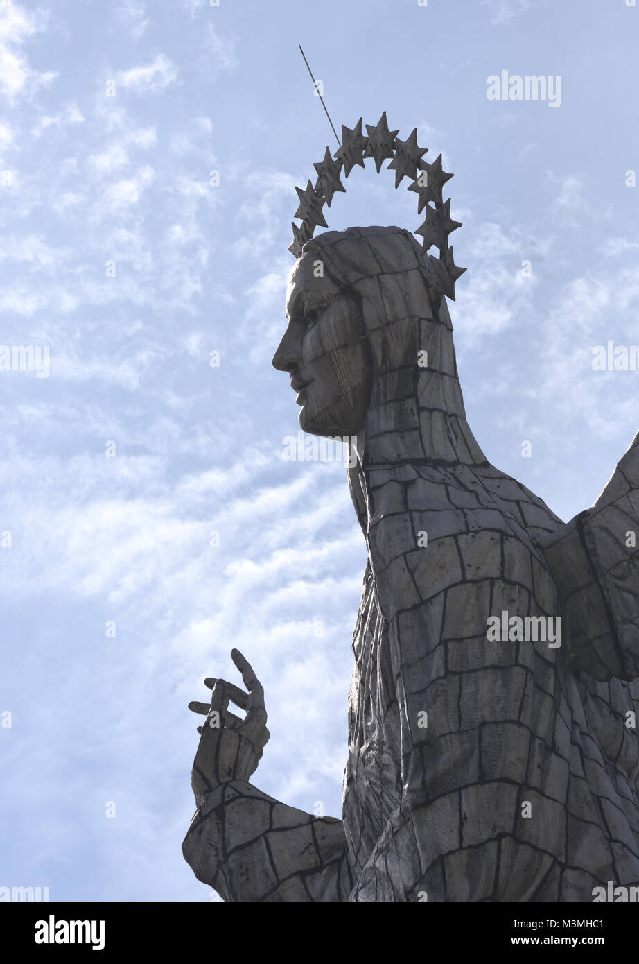 Dettaglio della enorme ricoperta di alluminio la statua della Vergine di Quito. La statua è situato sulla cima della collina al di sopra di Quito chiamato El Panecillo. È stato Foto Stock