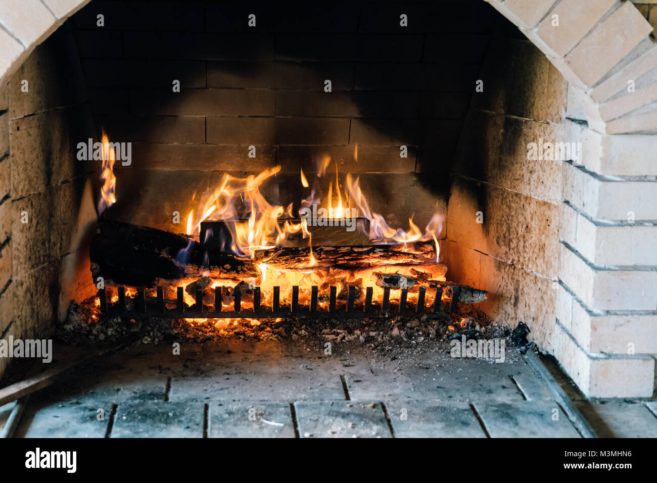 Il fuoco nel camino. Ci sono mattoni bruciati e la combustione di legna nel  fuoco Foto stock - Alamy