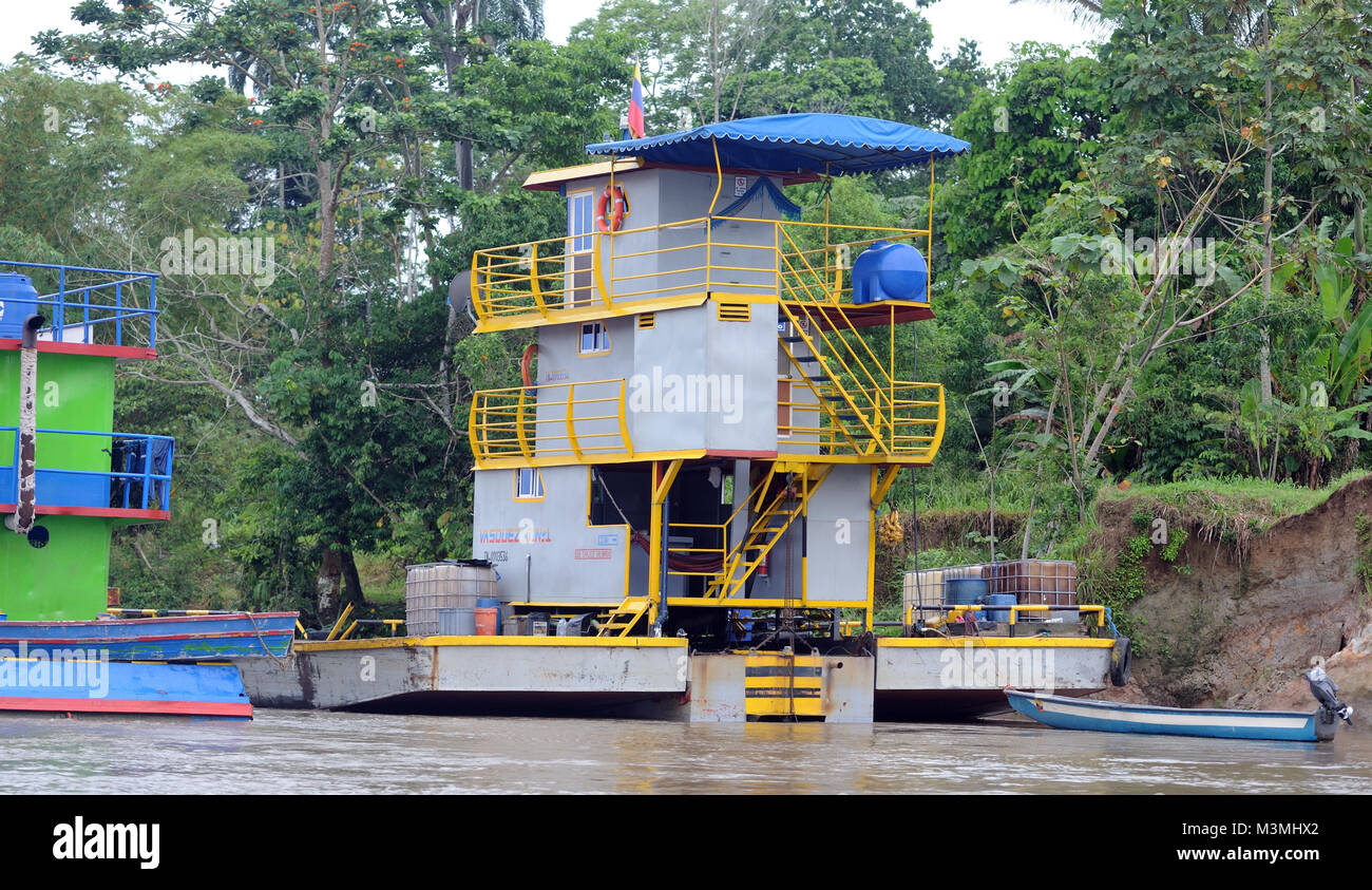 Tre barche a rimorchiatore sul fiume Napo vicino a Coca o Puerto Francisco de Orellana. Coca, Puerto Francisco de Orellana, Orellana, Ecuador. Foto Stock