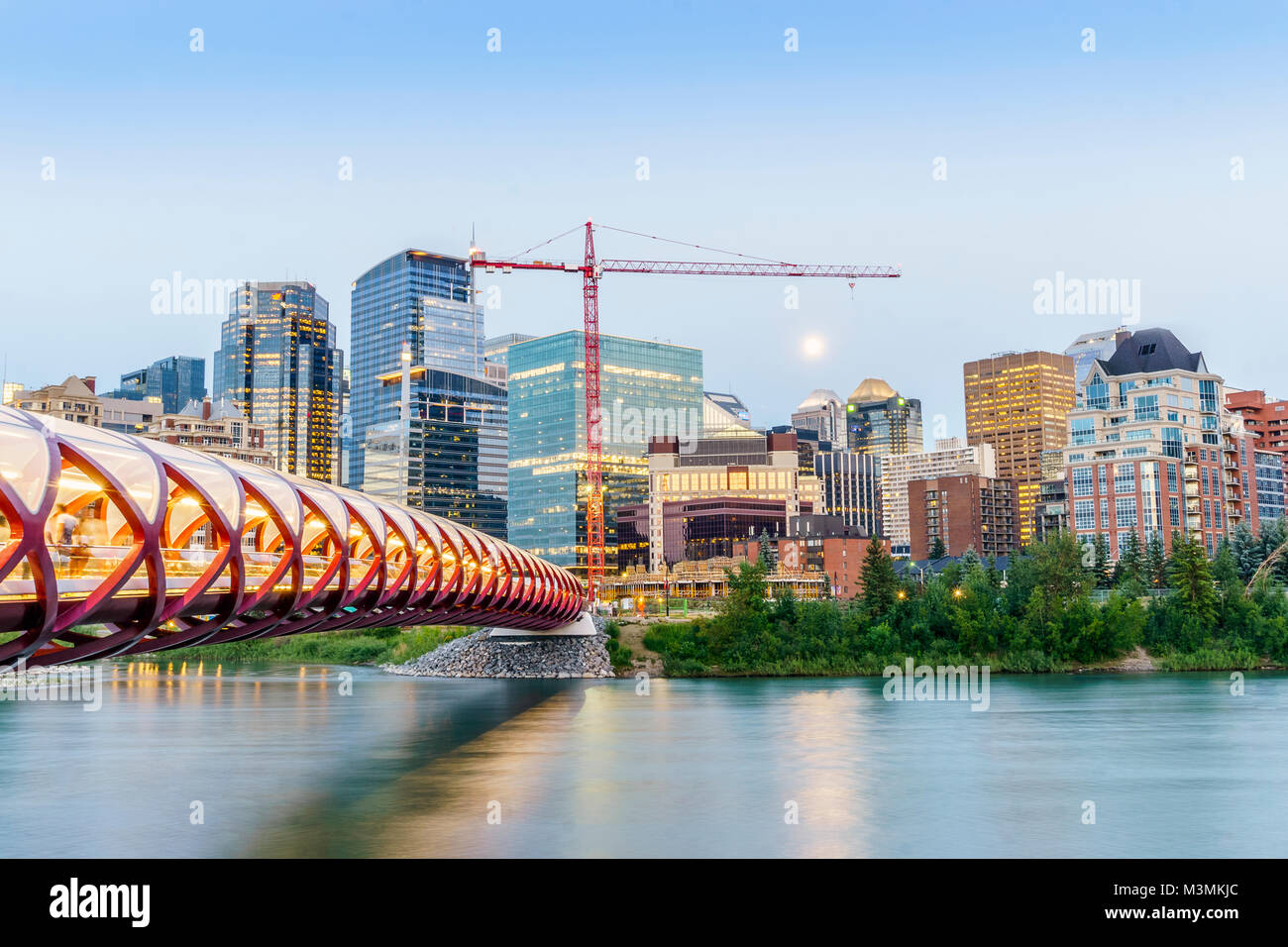 Downtown Calgary con ponte di pace e di edifici per uffici, Alberta, Canada Foto Stock