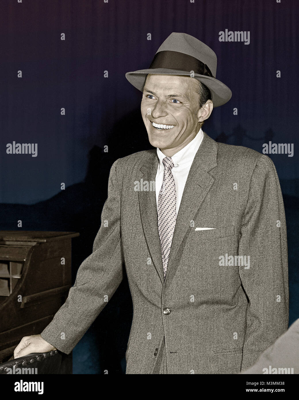 Frank Sinatra sul set di "la nostra città", 1955. Sinatra ha giocato il direttore di scena in questo adattamento musicale di Thornton Wilder giocare. In questa produzione, ha introdotto il suo ben noto firma canzone, dell amore e del matrimonio. Originale fotocamera negativo. Foto Stock