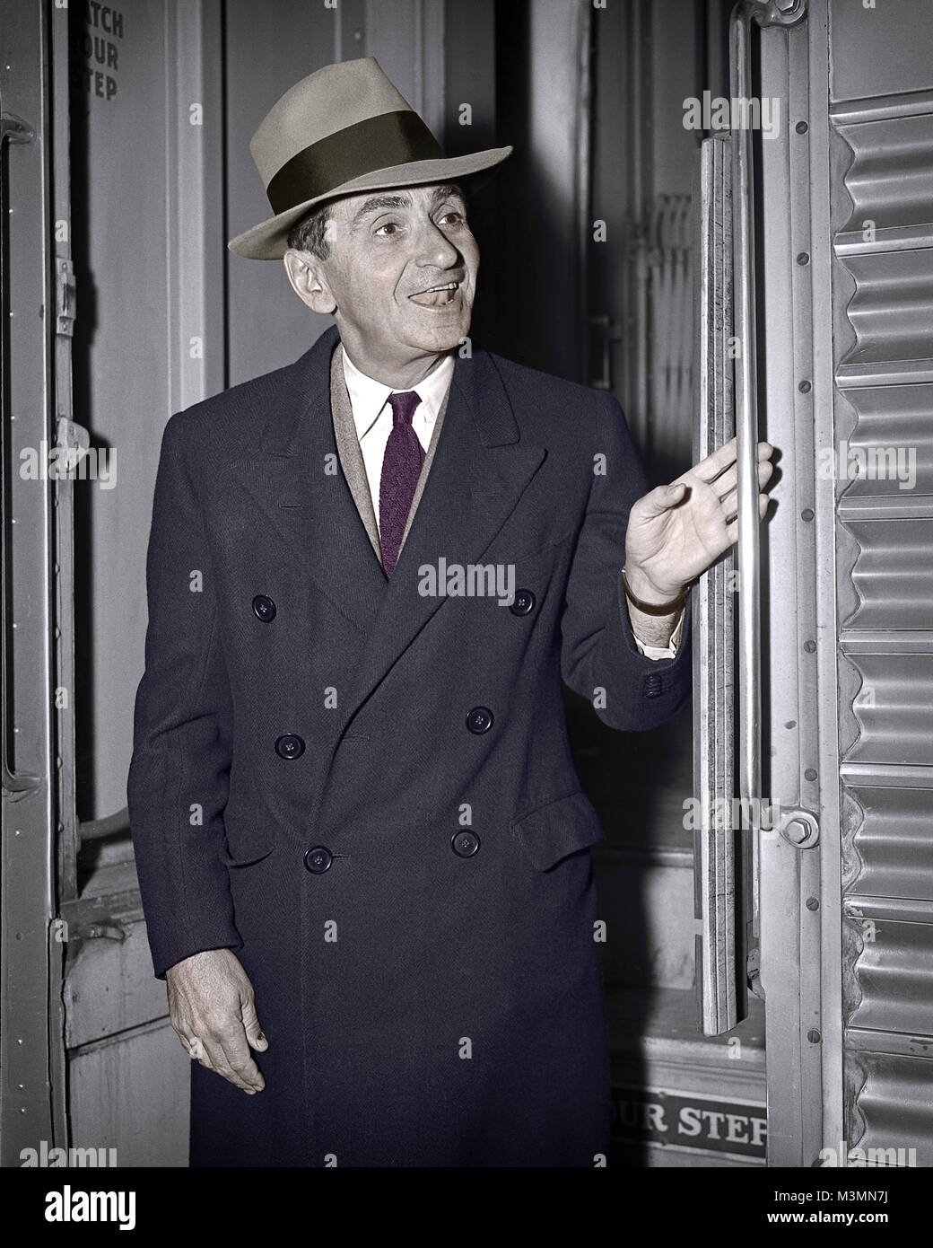 Il cantautore Irving Berlin che arrivano sul Super Chief treno in Chicago, IL. Novembre 4, 1945. Compositore di Berlino di molte canzoni come: Bianco Natale, il blu del cielo e Dio benedica l America. Originale fotocamera negativo. Foto Stock