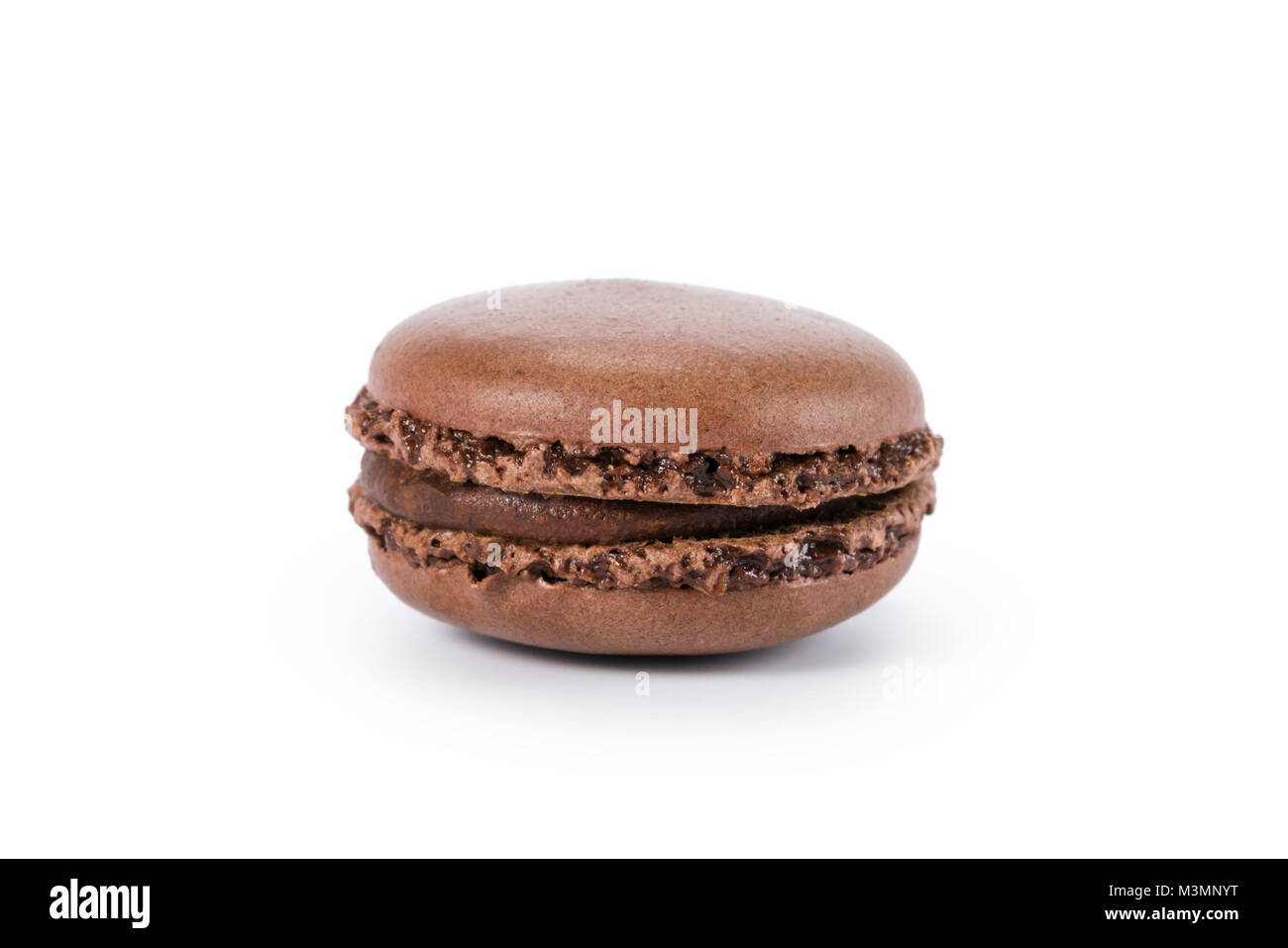 Brown macaron con crema isolato su bianco Foto Stock