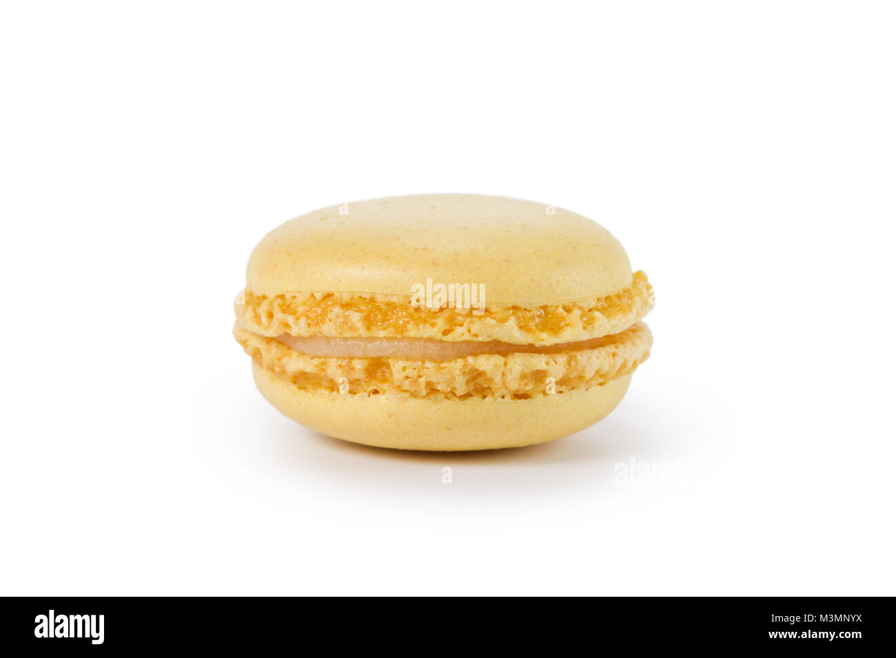 Macaron giallo con marmellata isolato su bianco Foto Stock