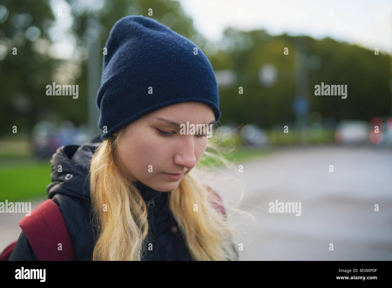 Ritratto di teen ragazza camminare in città in autunno Foto Stock