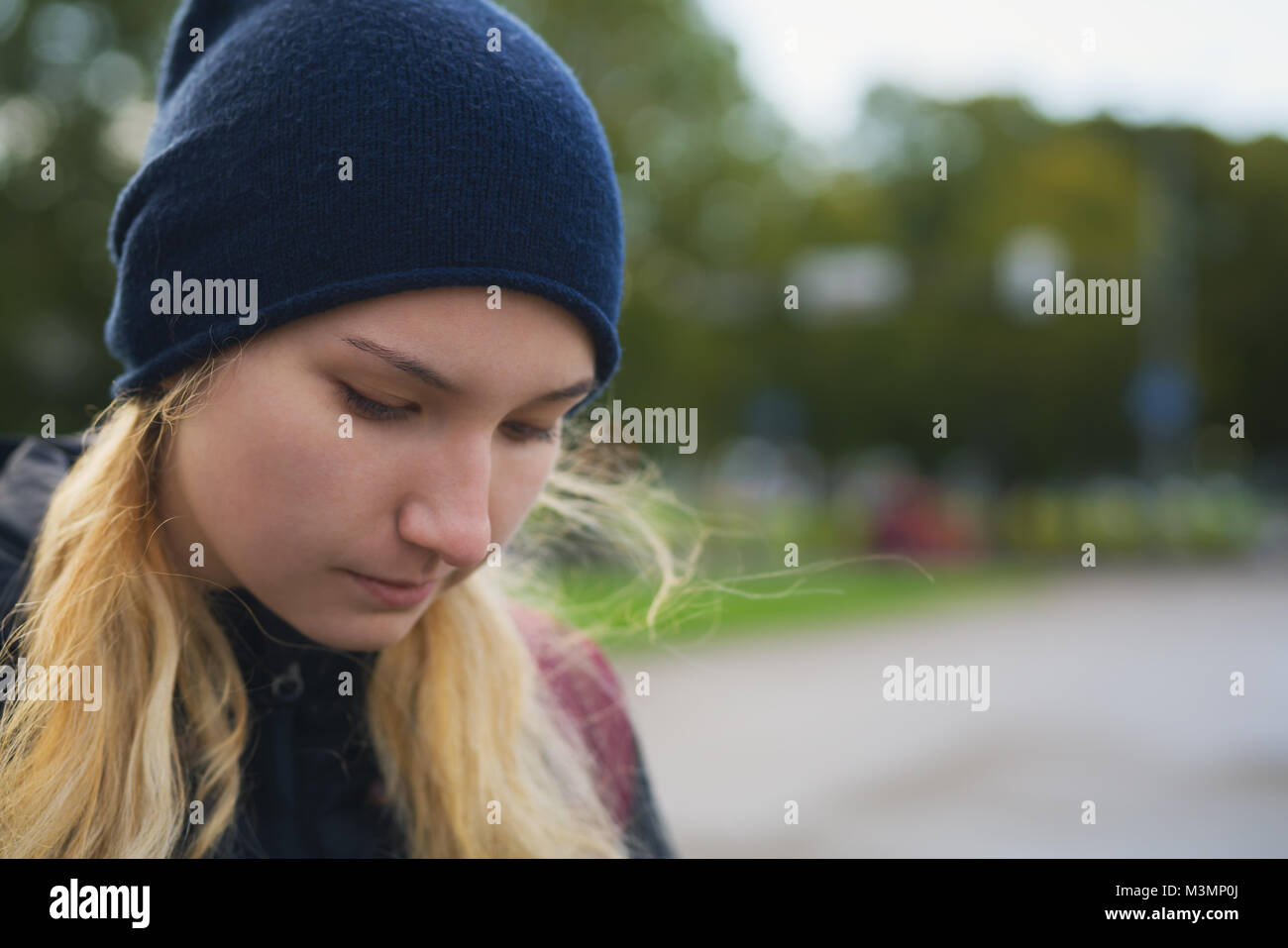 Ritratto di teen ragazza camminare in città in autunno Foto Stock