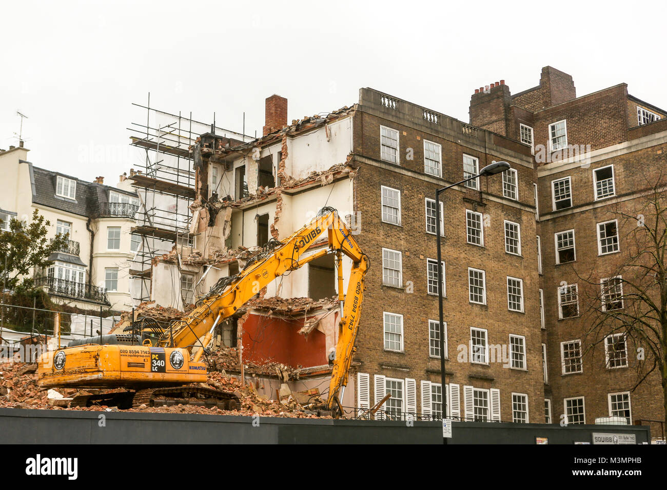 10 Febbraio, 2018. I lavori di demolizione in corrispondenza dei Duchi Lodge, 80 Holland Park, Londra W11. Gli anni trenta blocco di dimora in Holland Park è stato acquistato per £85m nel 2015. Foto Stock