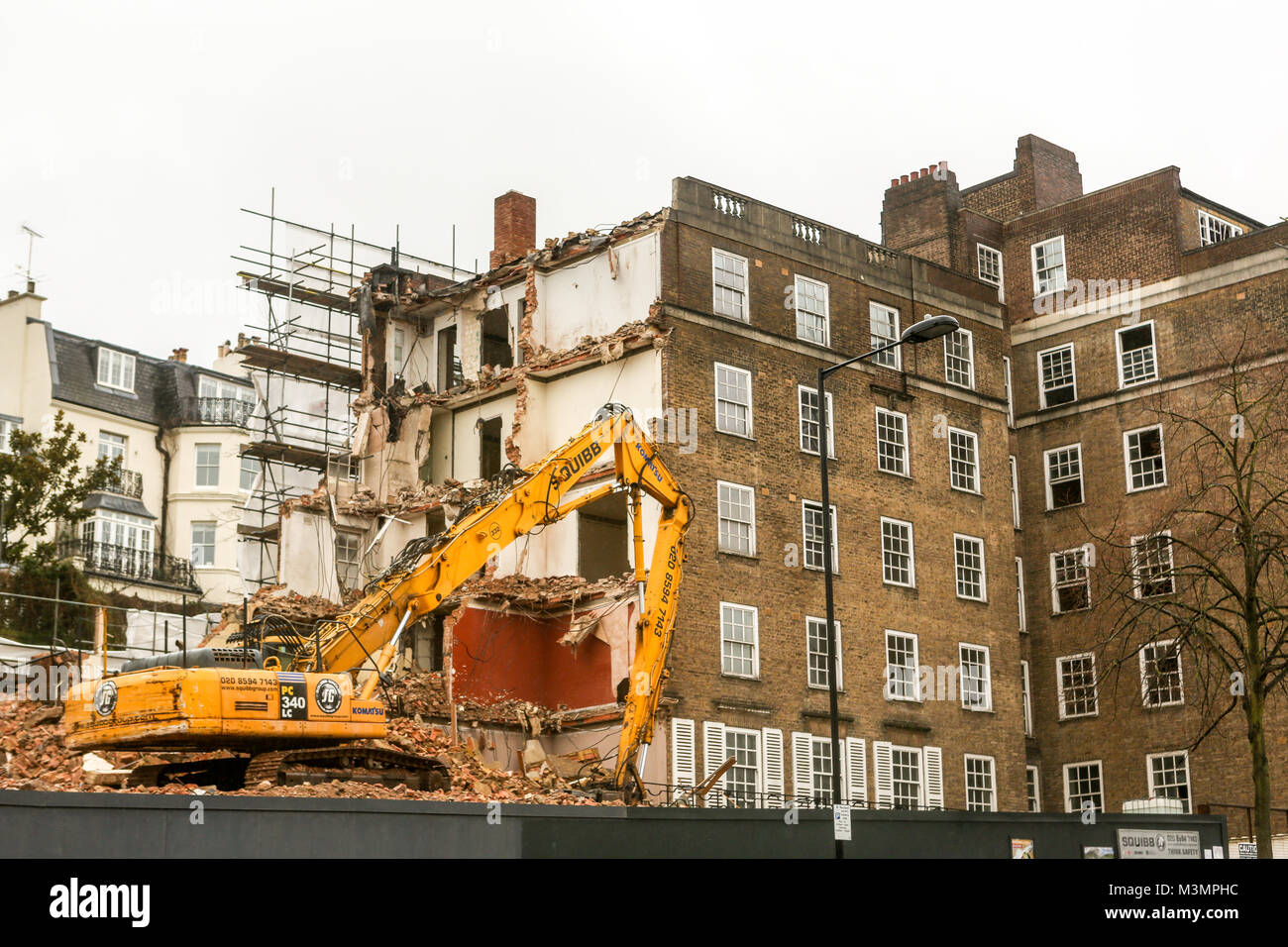 10 Febbraio, 2018. I lavori di demolizione in corrispondenza dei Duchi Lodge, 80 Holland Park, Londra W11. Gli anni trenta blocco di dimora in Holland Park è stato acquistato per £85m nel 2015. Foto Stock