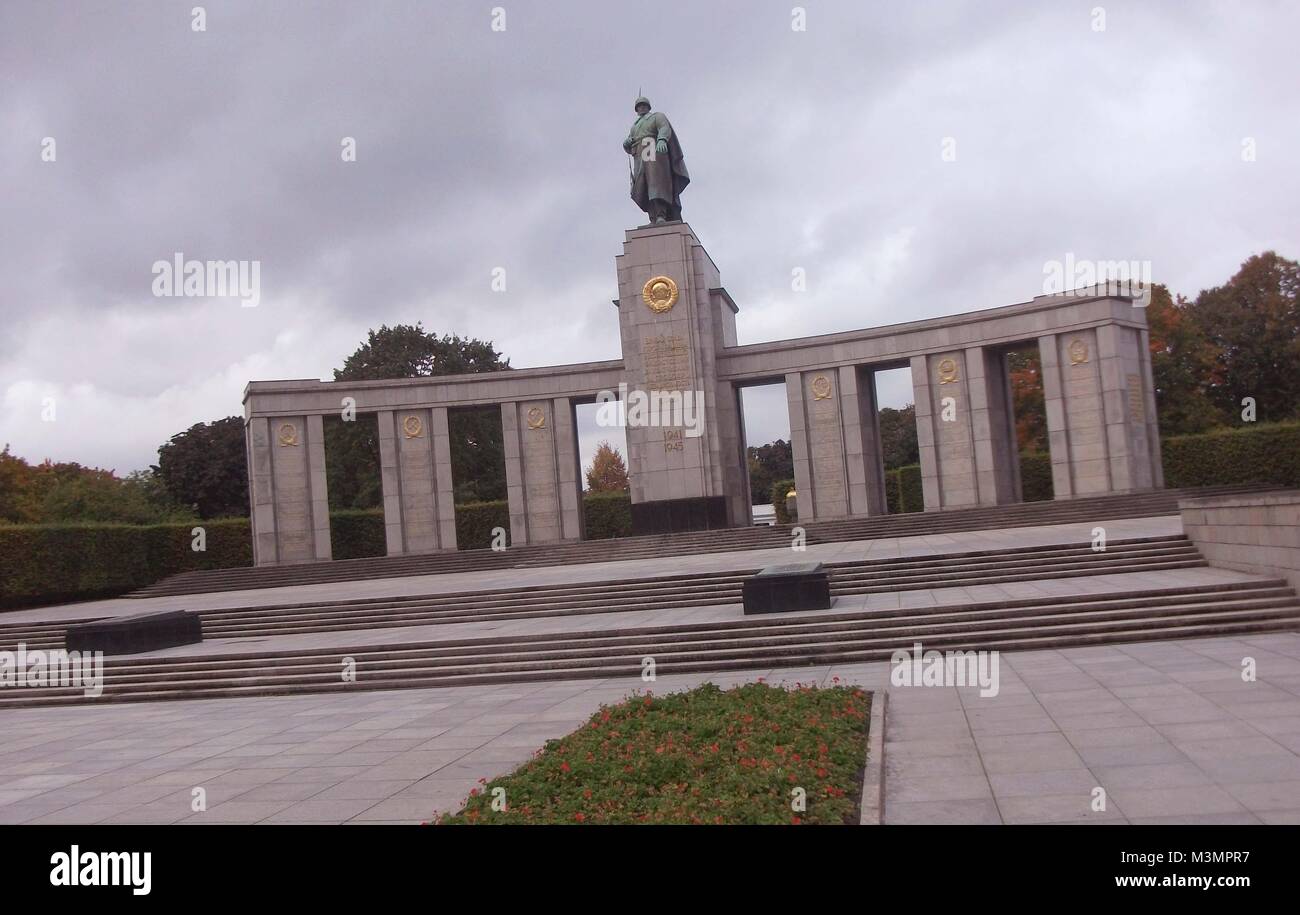 La guerra sovietica Memorial, il Tiergarten di Berlino, Germania. Eretto dall'Unione Sovietica per commemorare il 80.000 soldati sovietici che è morto nella Seconda guerra mondiale 2 Foto Stock