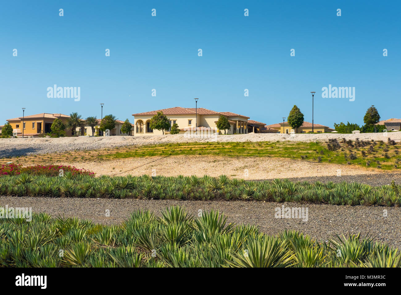 Saadiyat Beach Villas Abu Dhabi, 4 Febbraio 2018: la vita di Abu Dhabi, vista di Villa e blocco residenziale Foto Stock