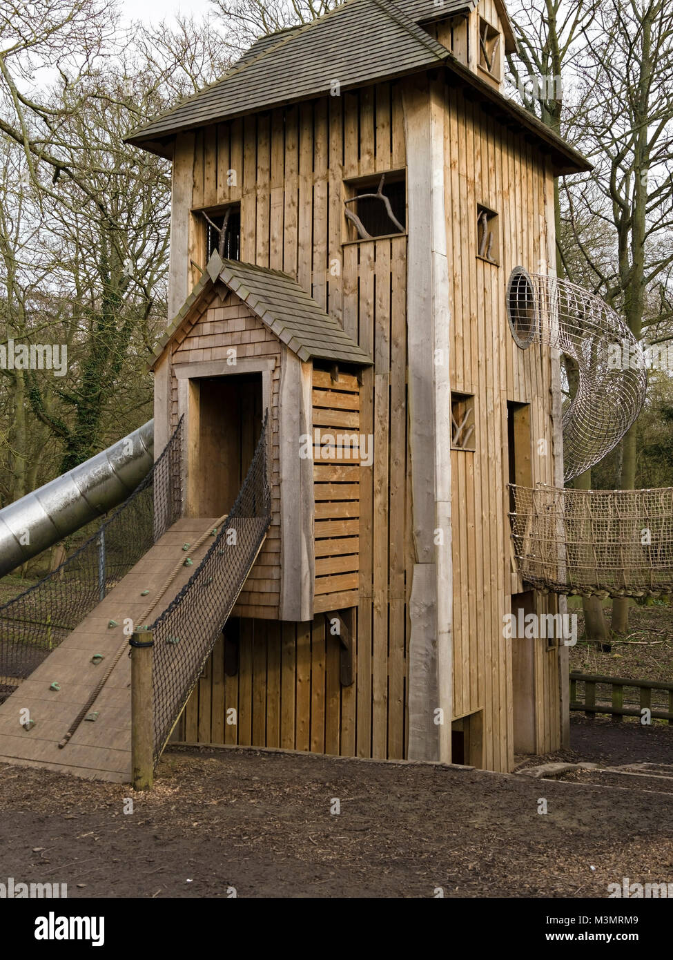 In legno di grandi dimensioni all'aperto per bambini Parco giochi d'avventura Tower, England, Regno Unito Foto Stock