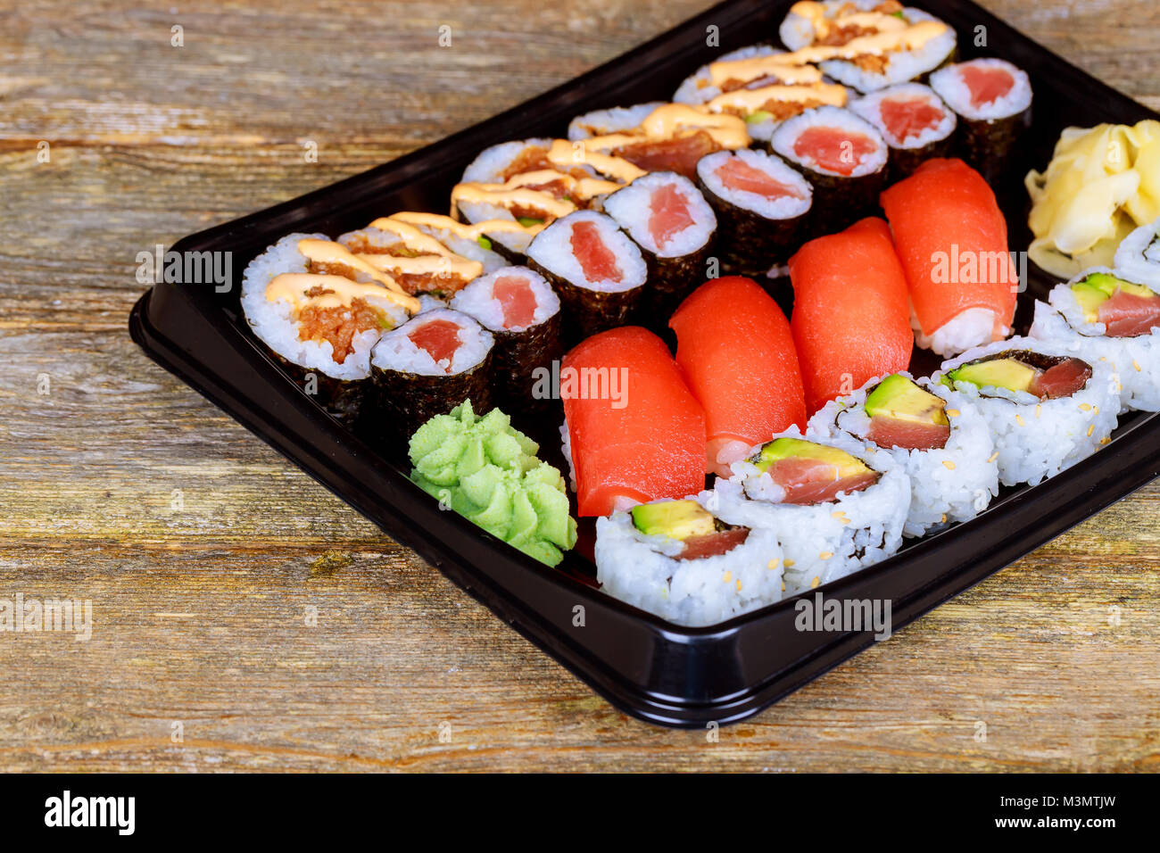 Rainbow Roll sushi con salmone, anguilla, tonno, avocado, royal boreale, crema di formaggio Philadelphia, caviale tobica, chuka. Menu Sushi Il cibo