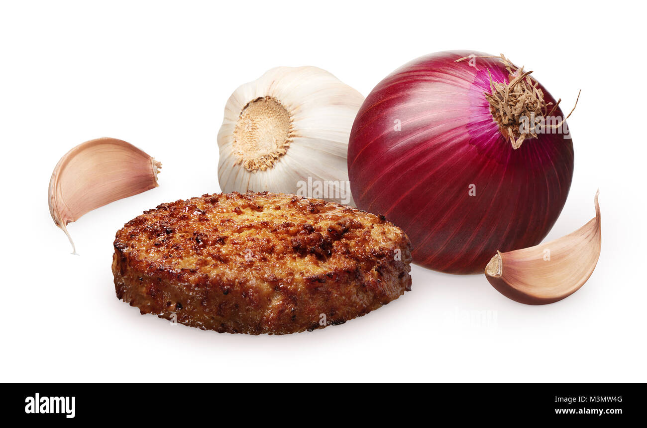 Hamburger grigliati, rosso cipolla e aglio con chiodi di garofano isolati su sfondo bianco Foto Stock