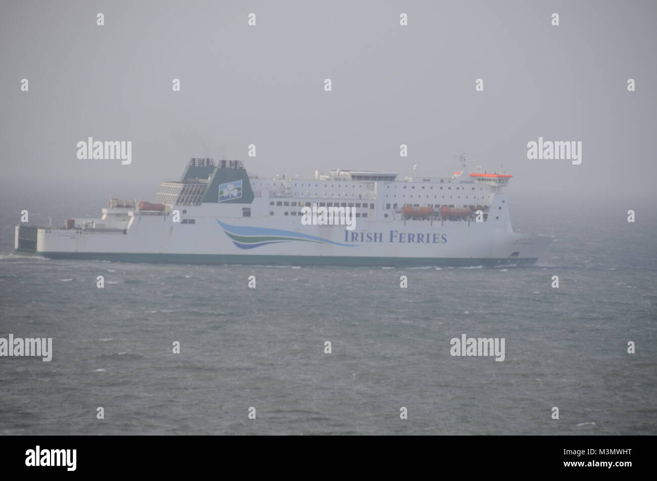 Il traghetto irlandese lasciando Rosslare Harbour sulla costa orientale del sud dell'Irlanda per il Pembroke in Galles, Gran Bretagna Foto Stock