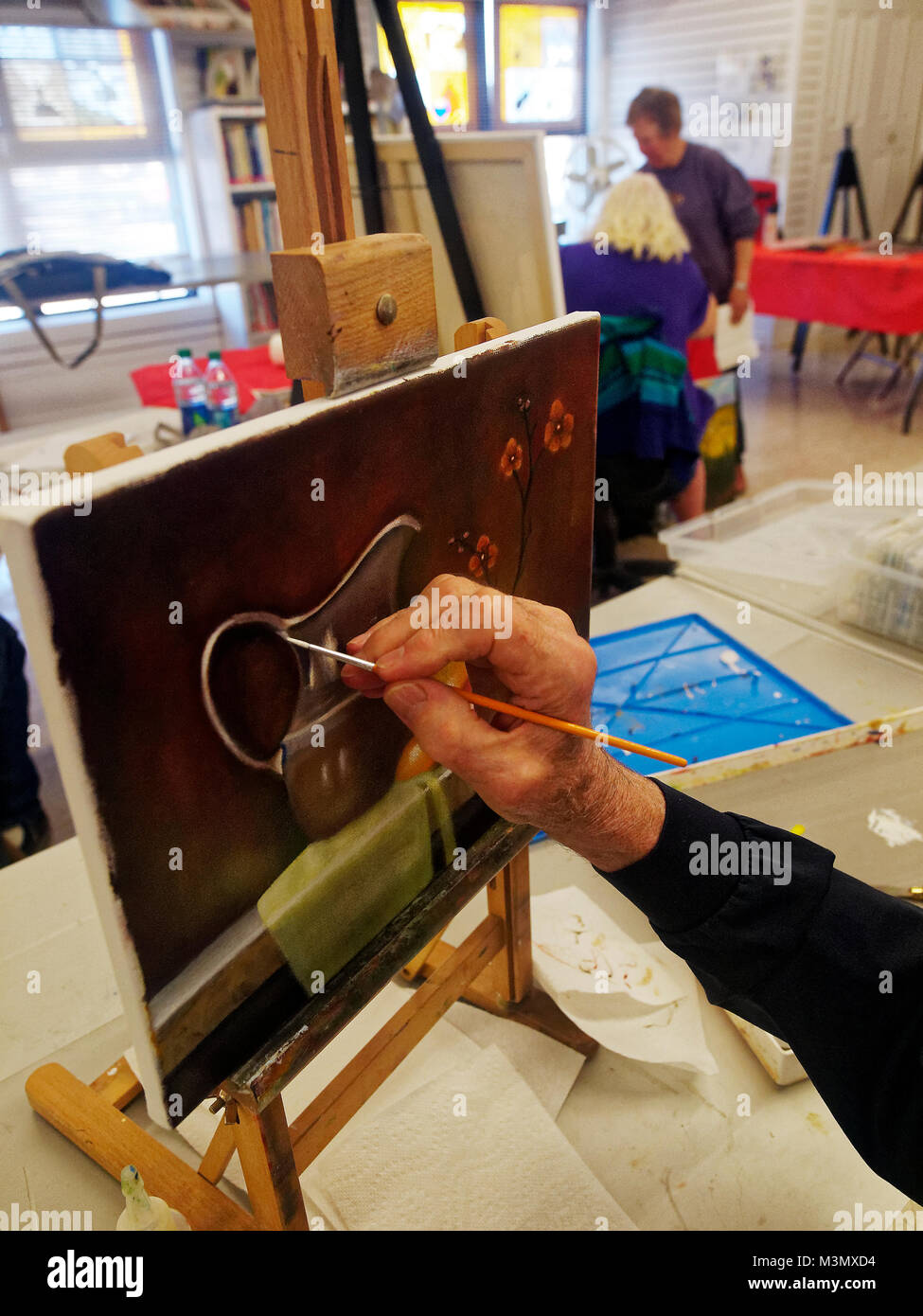I pensionati a godere della vita da uscire tenendo corsi di pittura e di essere creativi presso il Trinity Arts Guild in Texas Foto Stock