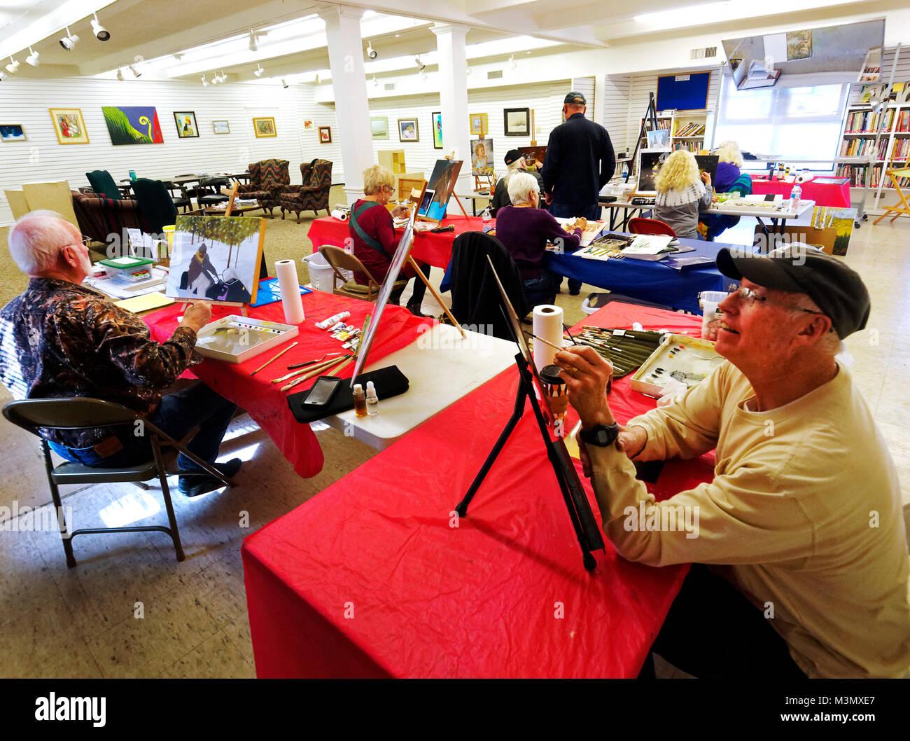 Ritirato e ancora attivo, residenti anziani assumere nuovo hobby la pittura per condividere con gli altri, fare amicizia e di affrontare nuove sfide Foto Stock