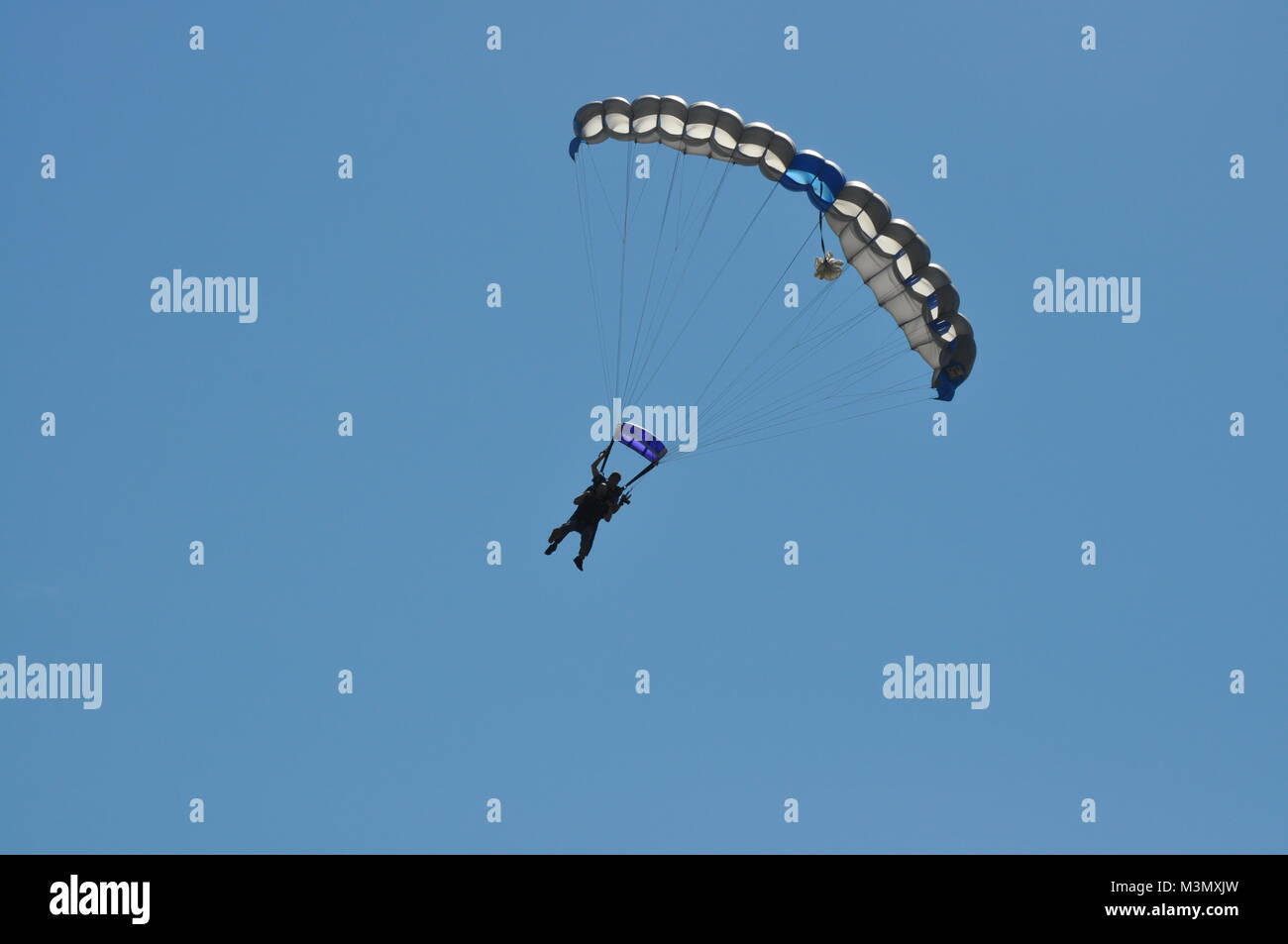 Uomo di paracadutismo Paracadutismo e con un cielo azzurro sullo sfondo Foto Stock