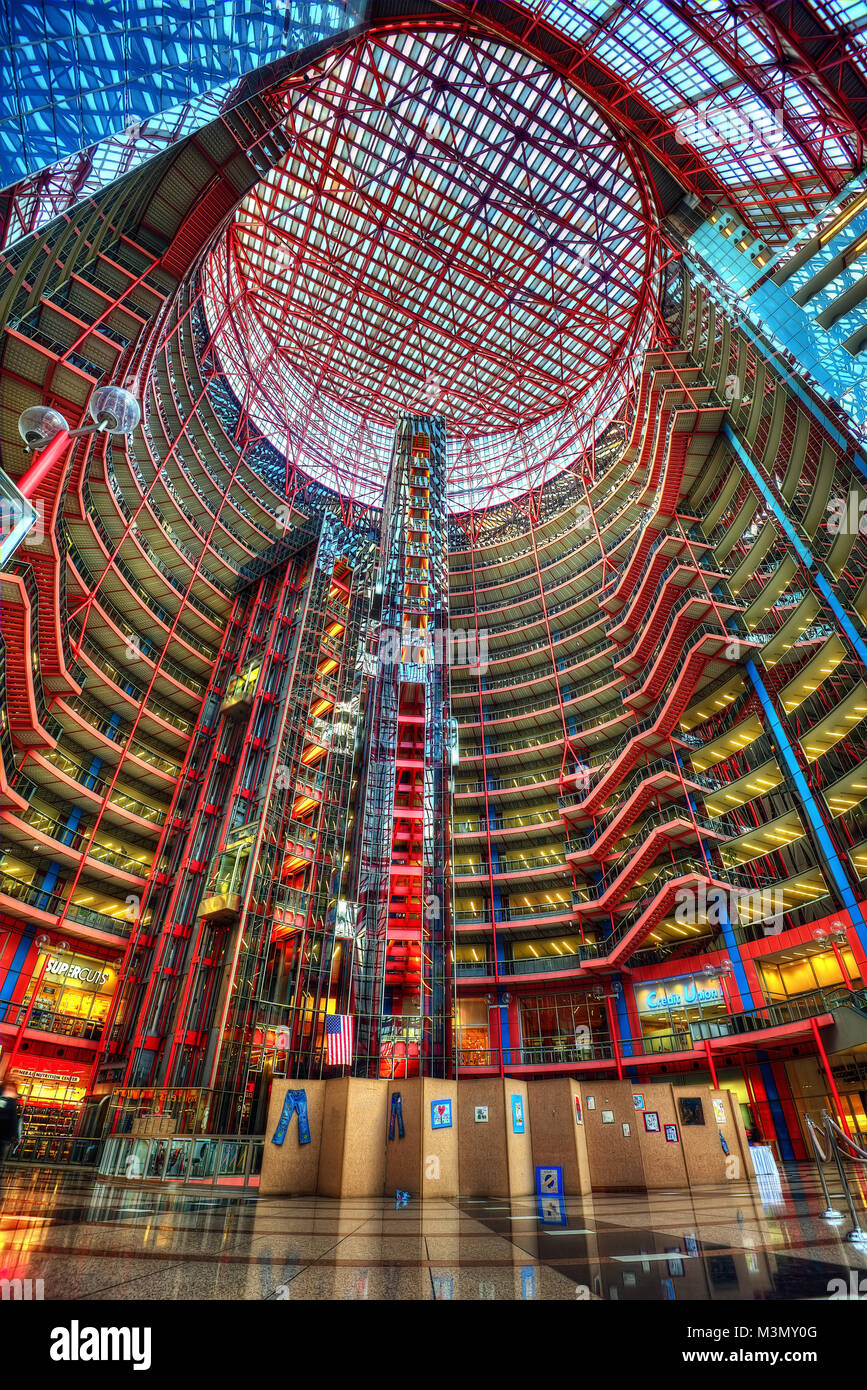 Chicago, Stati Uniti d'America - 15 Aprile 2013: James R. Thompson Center Chicago prese nel 2015 Foto Stock