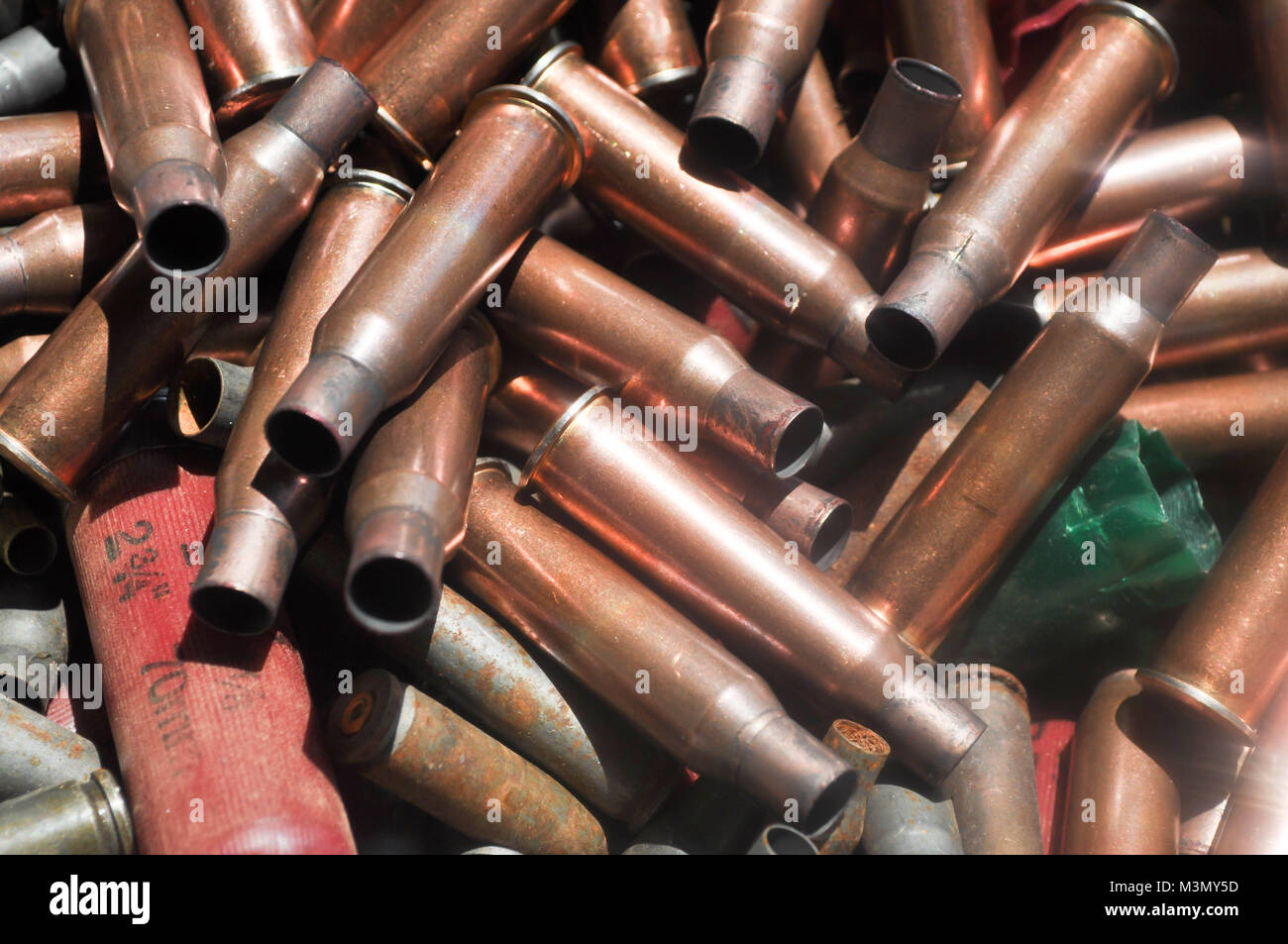 Pila di proiettili vuoti in corrispondenza di una pistola di bersaglio tiro a segno Foto Stock