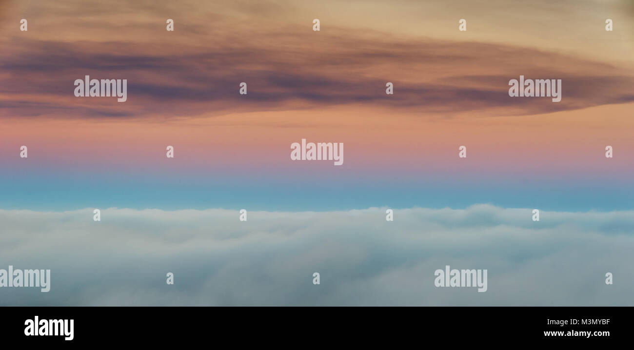 Tramonto sopra le nuvole prese nel 2015 Foto Stock