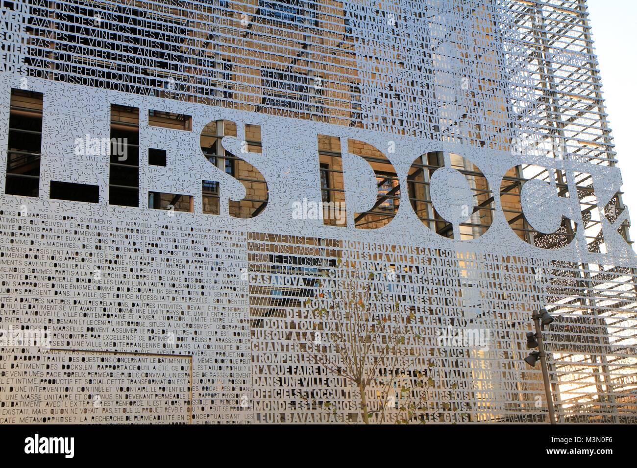 La facciata letteraria di Les docks, Centro shopping, Marsiglia Provenza, Francia Foto Stock