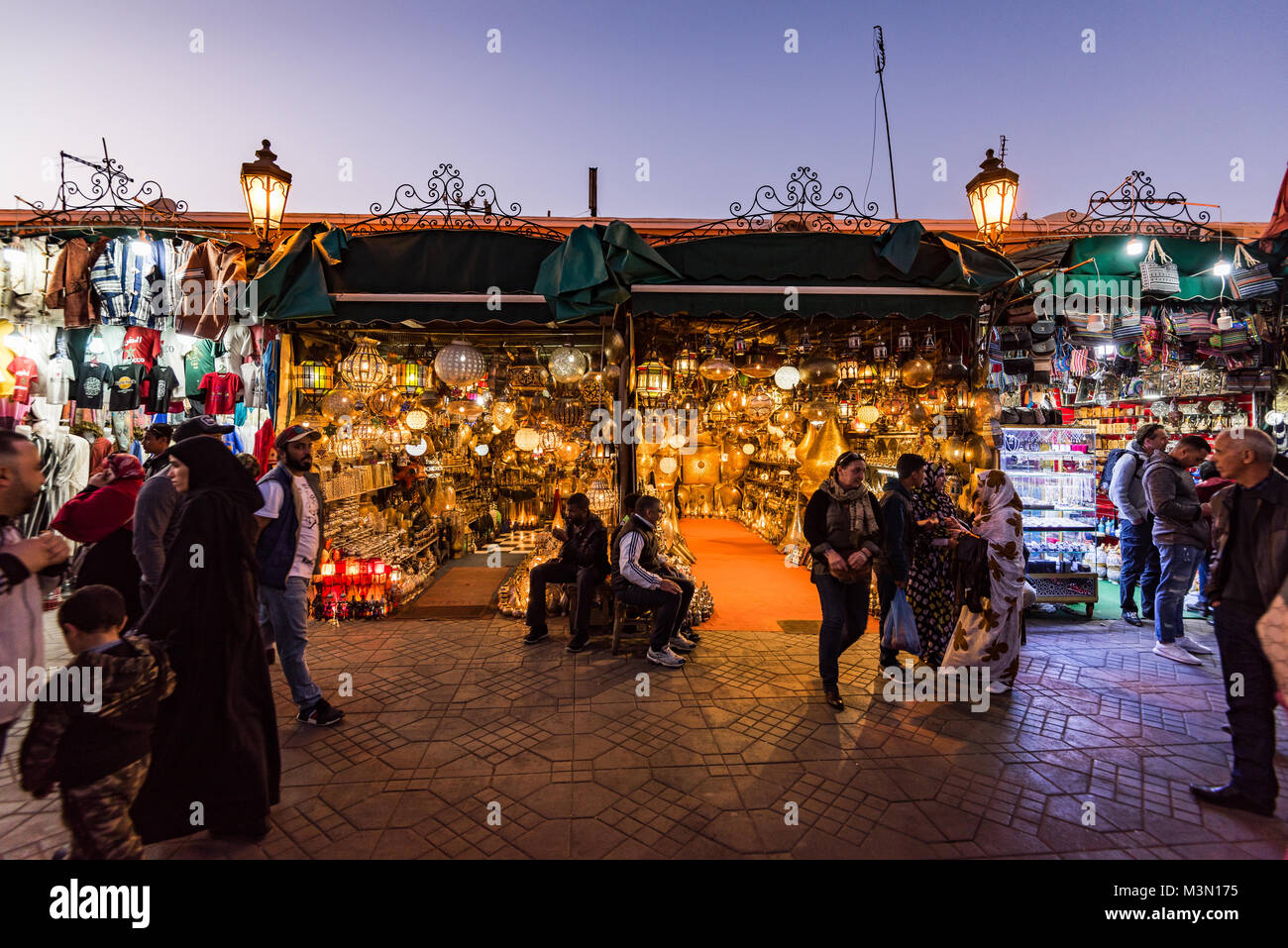 Marrakech, Marocco - Gennaio 2018:negozio locale con lampade illuminate di sera a Jemma El Fna mercato. Foto Stock