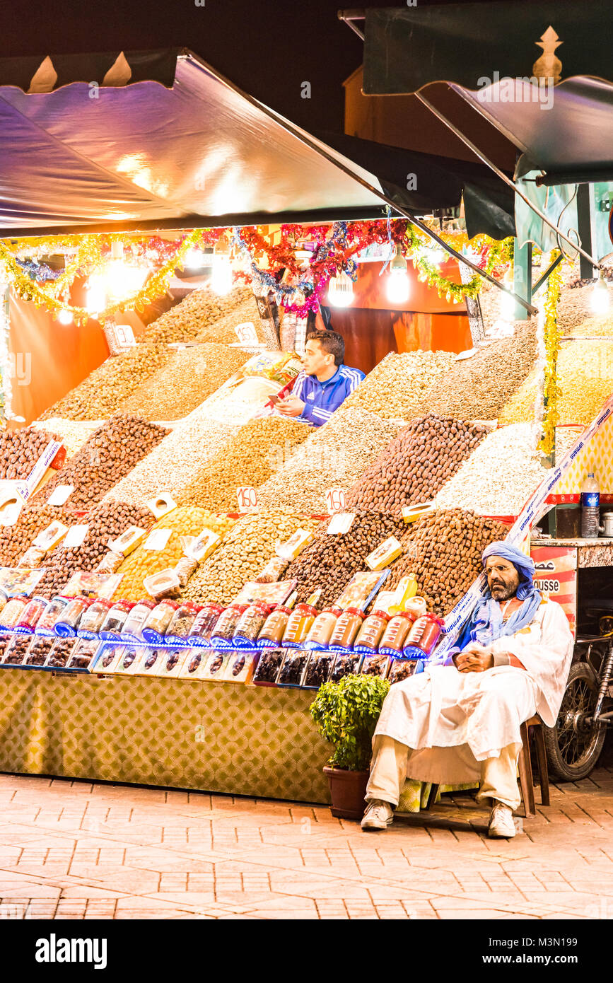 Marrakech, Marocco - Gennaio 2018: frutta e spezie venditore in Marocco piazza Jema El Fna piazza del mercato. Foto Stock
