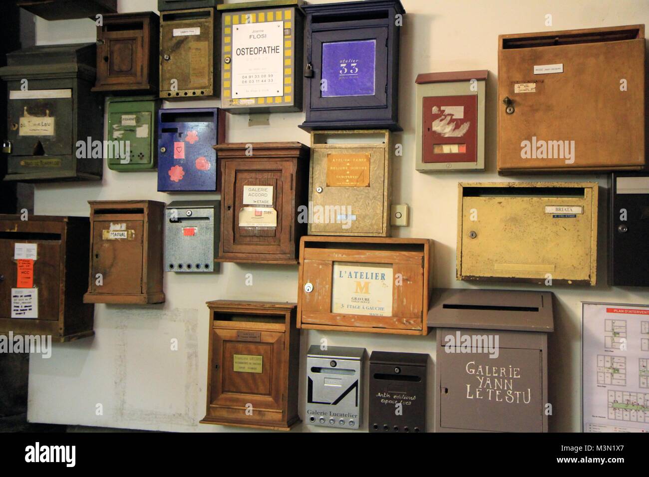 Una parete di vintage Caselle lettera, Marsiglia Provenza, Francia Foto Stock