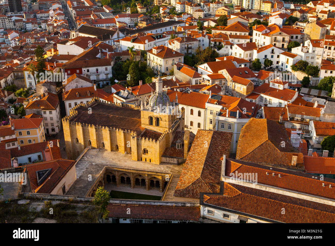 Coimbra panorama dalla parte superiore della campana della Torre dell'orologio. Vecchia cattedrale di Coimbra con cupola e chiostro Foto Stock