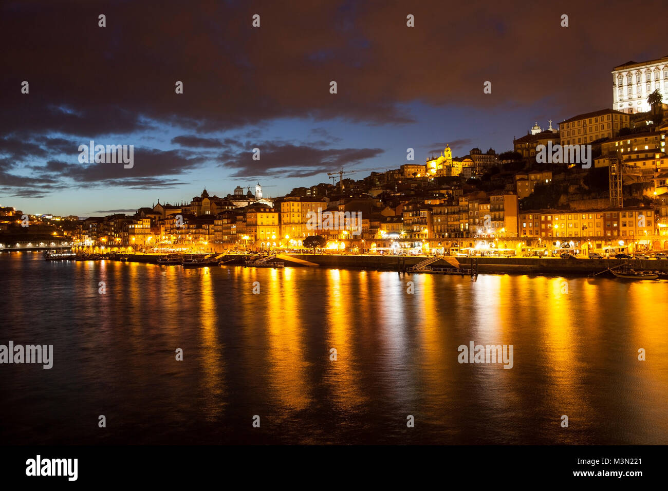 PORTO, Portogallo - 06,Ottobre 2015: panorama del fiume Duoro con un porto vintage il trasporto di barche di notte tempo. Foto Stock