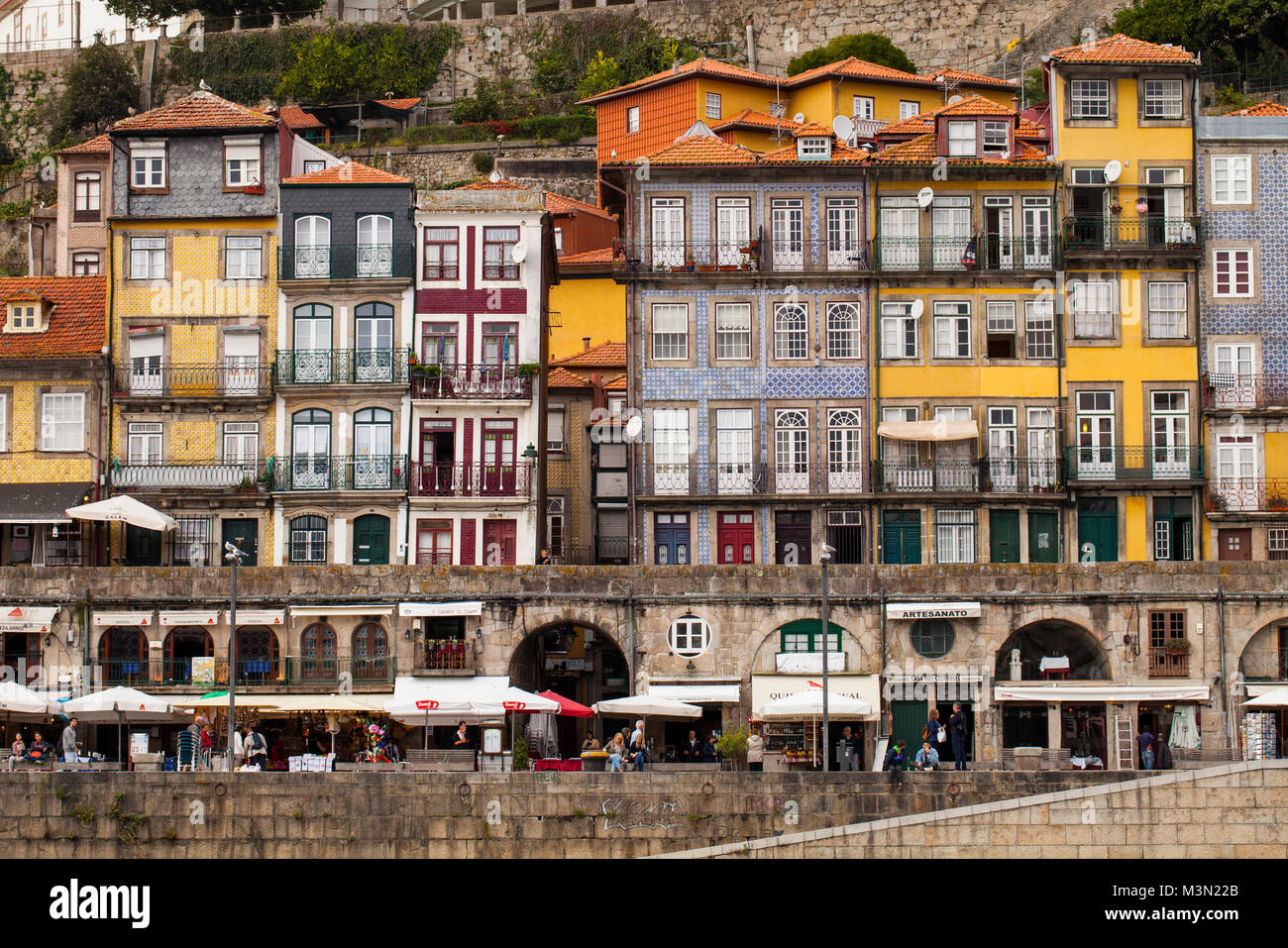 PORTO, Portogallo - 06 October, 2015: facciata a Ribeira, il più bel quartiere della città di Porto, Portogallo. Alcune delle facciate sono decorate con Foto Stock