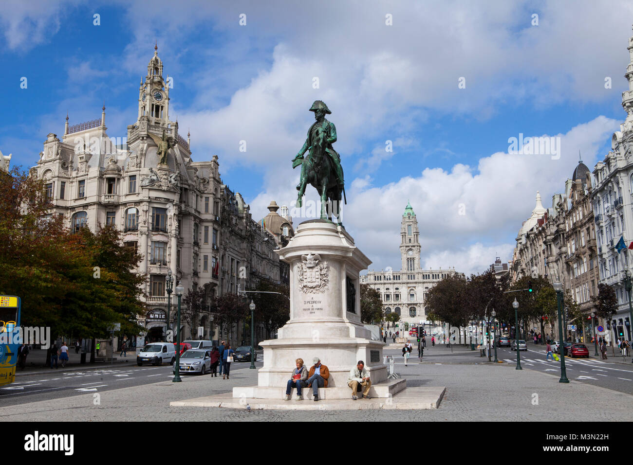 PORTO, Portogallo - 06 October, 2015: la statua equestre in bronzo di Pietro IV del Portogallo in porto, scolpito da Celestin Anatole Calmels nel 1866. Foto Stock