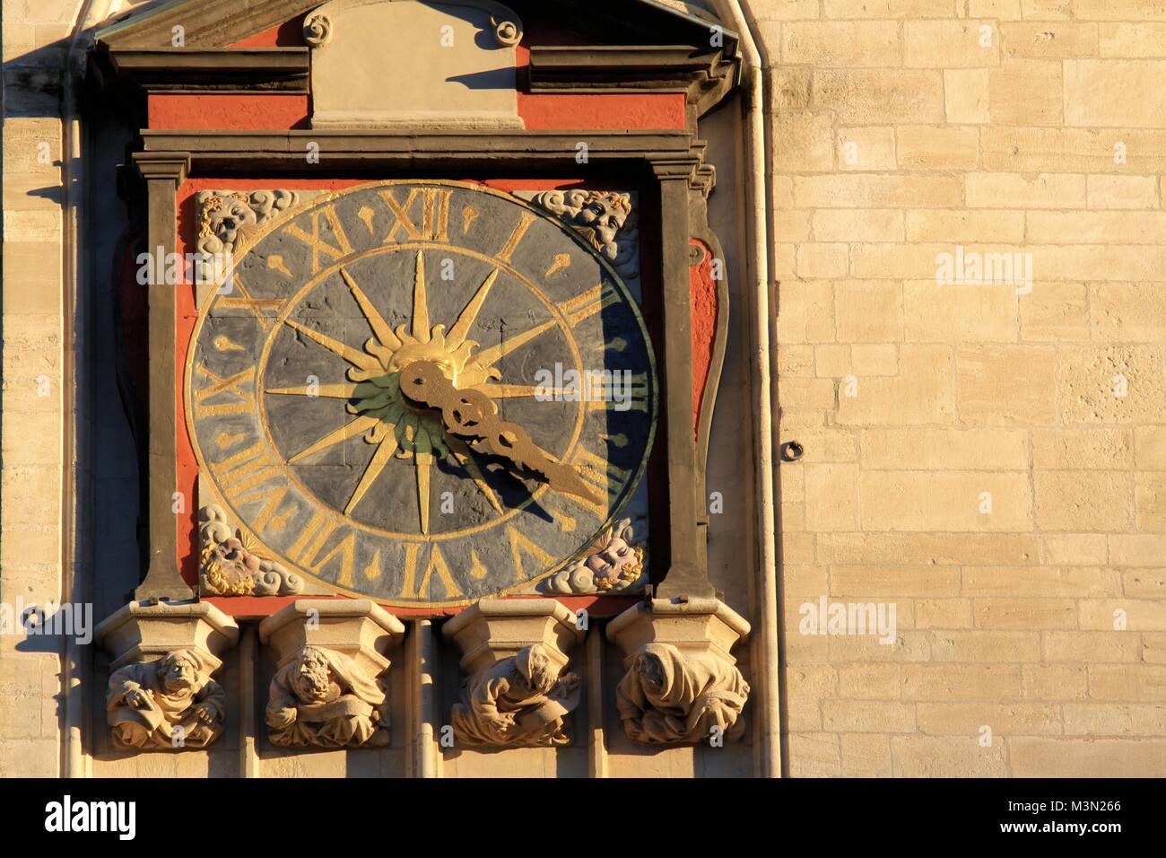 Vista ravvicinata di orologio storico sulla Cattedrale Saint-Jean facciata, Lione, Francia Foto Stock