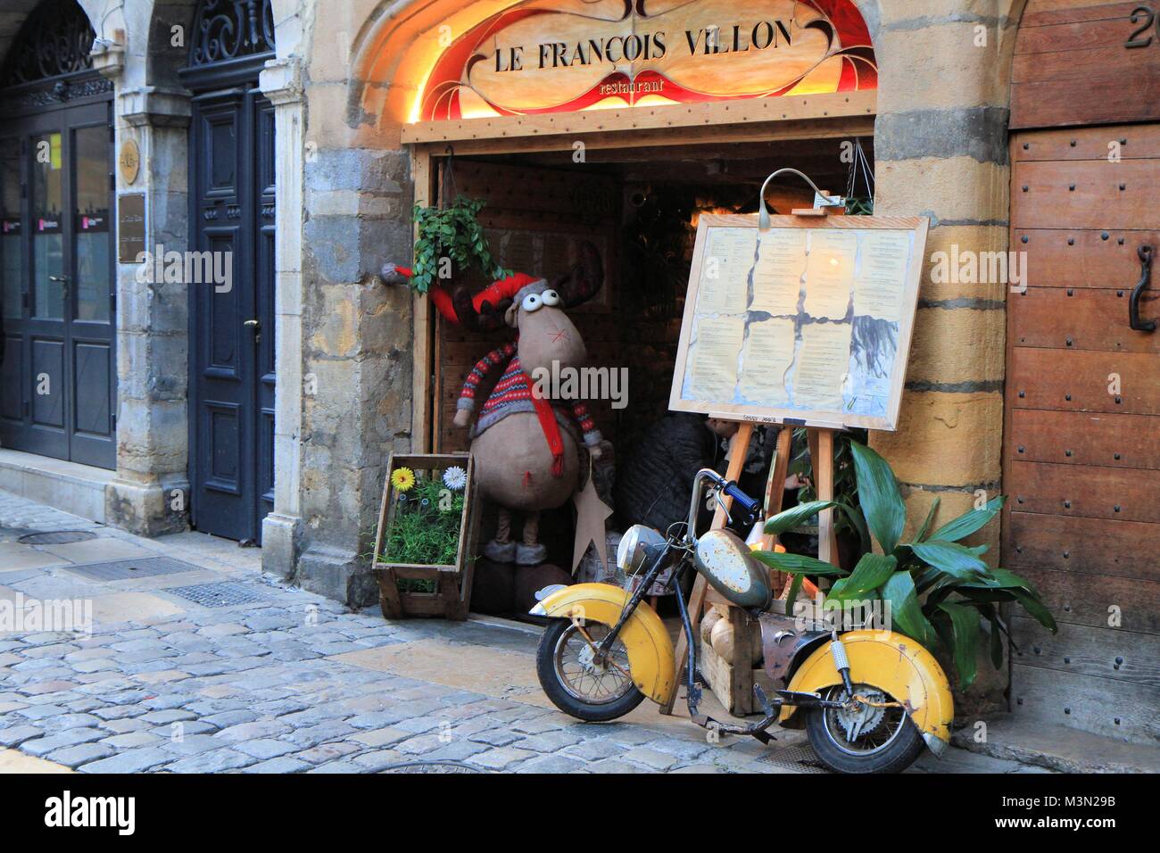 Scena di strada nella città vecchia di Lione, Francia Foto Stock