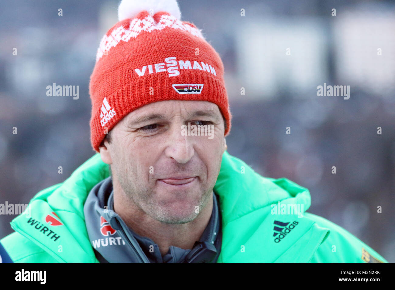 Bundestrainer Werner Schuster (Skispringen), lachend / laechelnd / gut gelaunt / grinst / grinsend / Qualifikation Neujahrsskispringen Garmisch-Partenkirchen 2016 Foto Stock