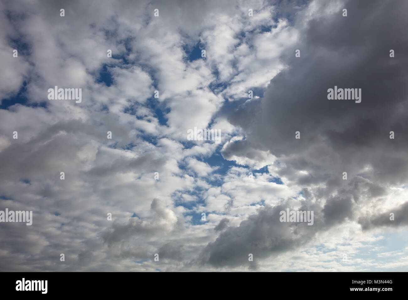 Molte nuvole drammatico sul cielo nuvoloso Foto Stock