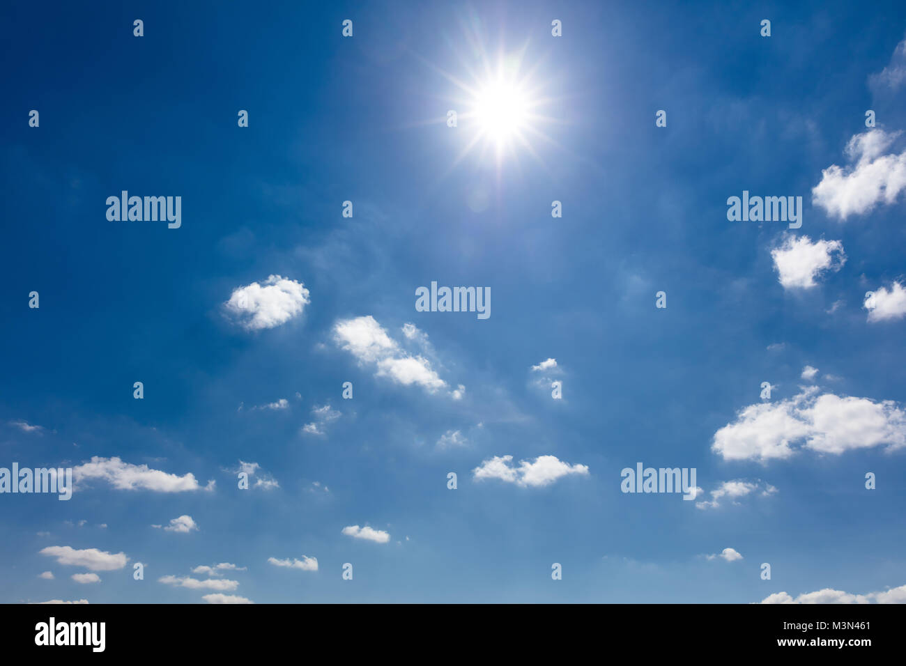 Blu cielo con sole e nuvole bianche Foto Stock