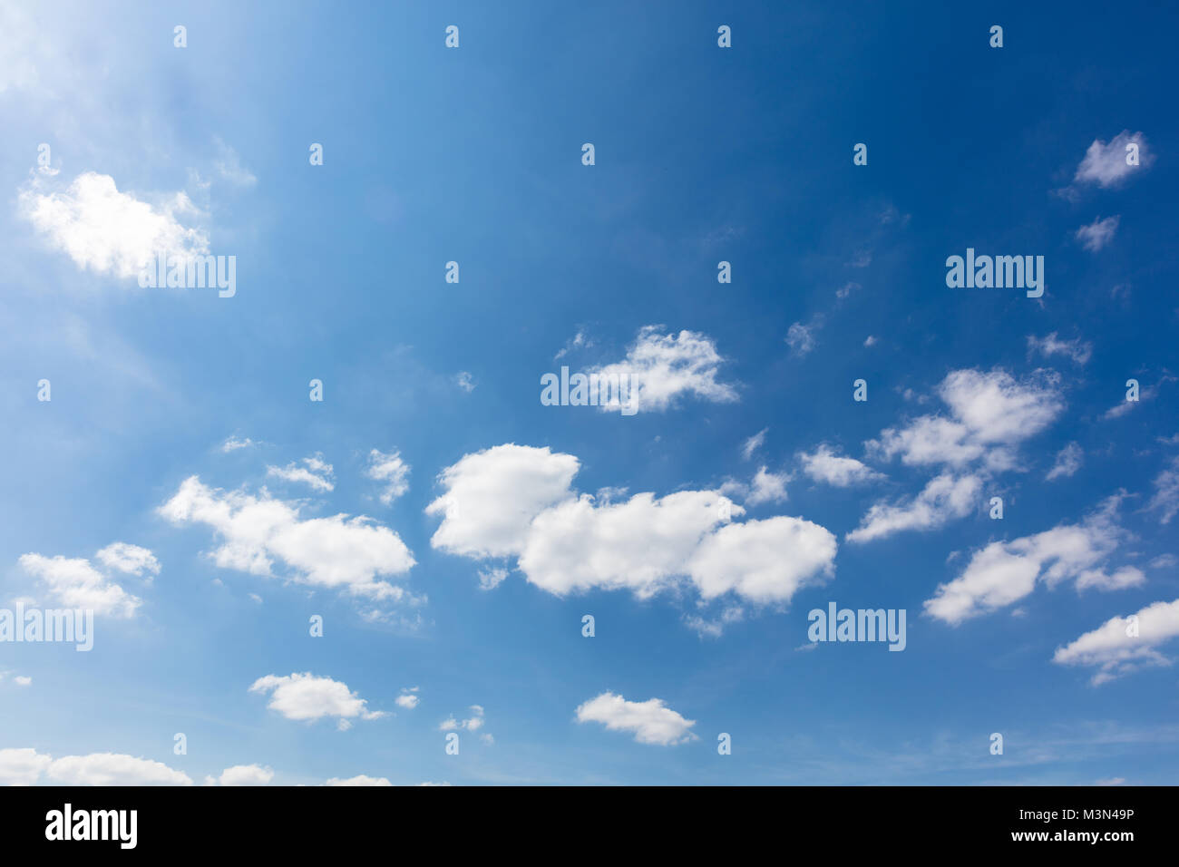 Cielo blu con un luminoso bianco delle nuvole al giorno Foto Stock