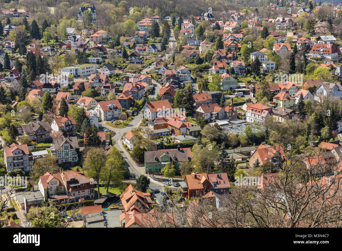 Molte case con tetti rossi nella cittadina di Wernigerode nel Harz Foto Stock