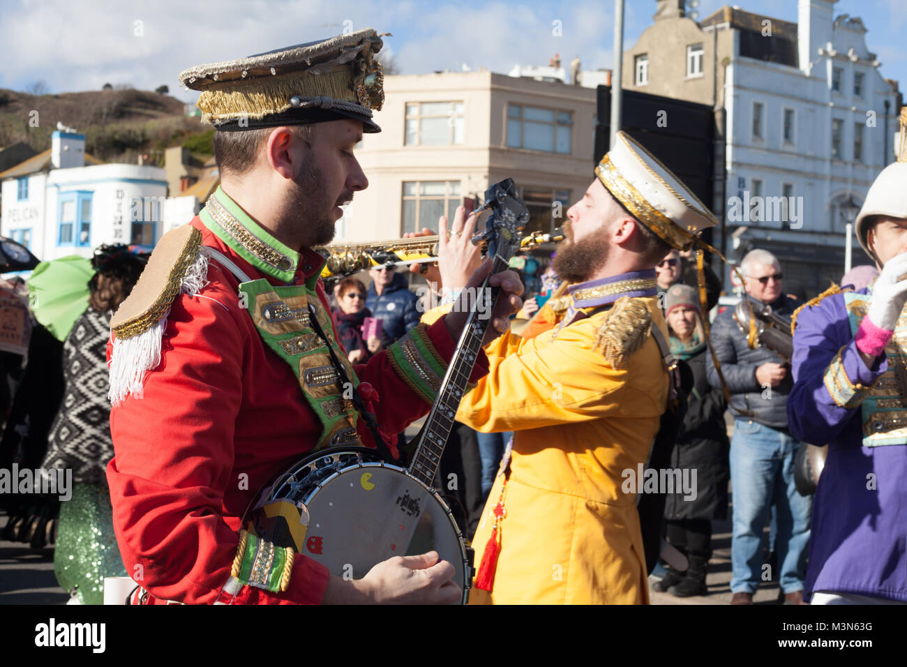 Musicisti partecipanti durante il Martedì Grasso celebrazioni in Hastings, East Sussex, Regno Unito Foto Stock