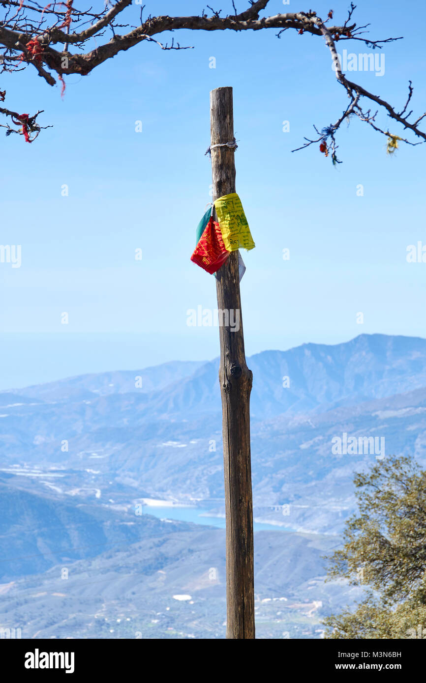 Preghiera tibetano bandiere su un bastone a O Sel Ling - Centro de Retiros - Las Alpujarras, Andalusia, Spagna Foto Stock