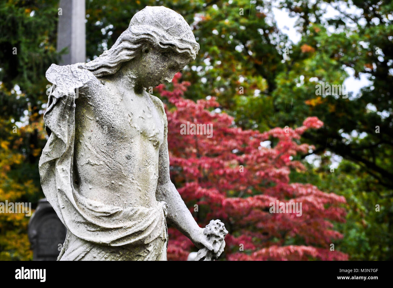 Rotto statua danneggiato in un cimitero Foto Stock